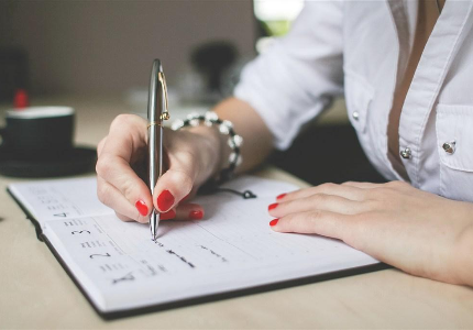 优衣库员工被嘲每天花8小时伪工作：其实90%的人，都在“假装上班”